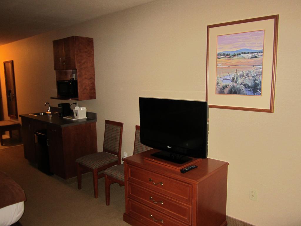 Super 8 By Wyndham Fort Nelson Bc Dış mekan fotoğraf