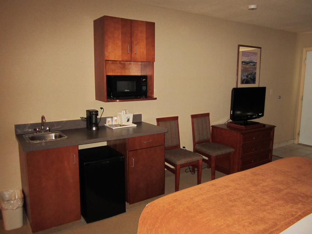 Super 8 By Wyndham Fort Nelson Bc Dış mekan fotoğraf