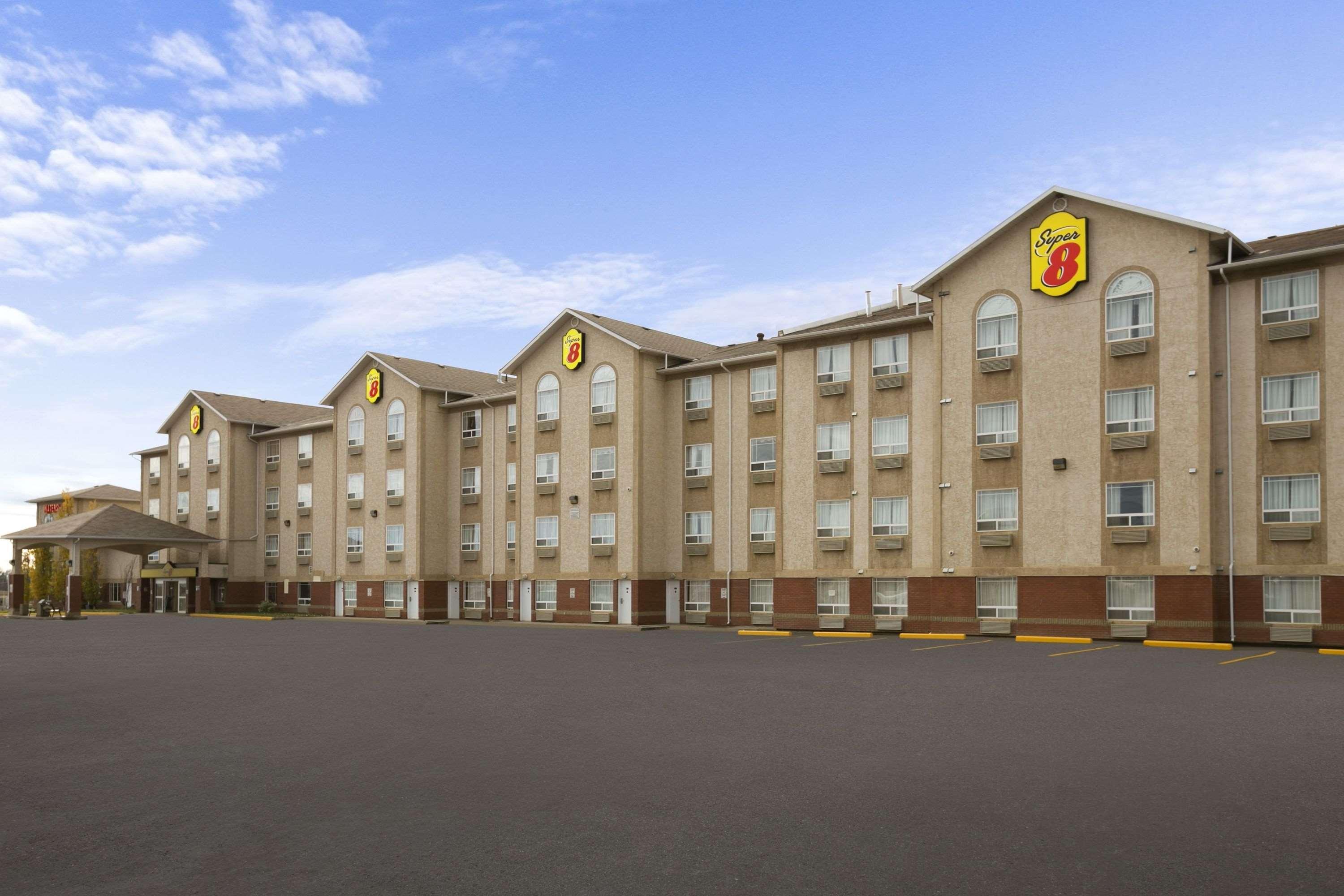 Super 8 By Wyndham Fort Nelson Bc Dış mekan fotoğraf
