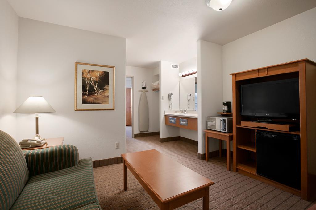 Super 8 By Wyndham Fort Nelson Bc Dış mekan fotoğraf